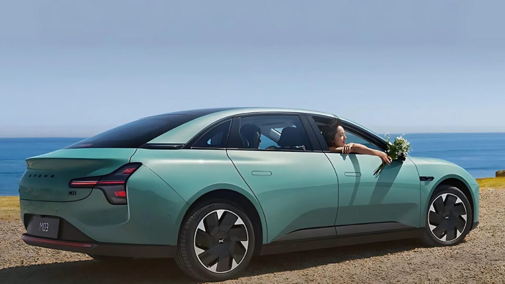 XPeng MONA M03 Max panoramic sunroof